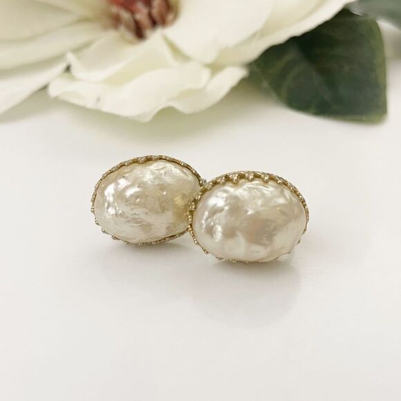 Vintage Cora Pearl Screw Back Earrings - Picture 2 of 4